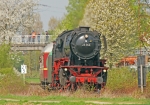 Dampflokomotive 23 042 bei Bensheim (Bild: Steffen Remmel, 10.04.2009), Die Dampflokomotive 23 042 legt sich bei Bensheim, kurz vor dem Industriegebiet, in eine langzogenen Kurve. Strecke Worms nach Benshem
