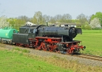 Dampflokomotive 23 042 bei Bensheim (Bild: Steffen Remmel, 10.04.2009), Die Dampflokomotive 23 042 legt sich bei Bensheim, kurz vor dem Industriegebiet, in eine langzogenen Kurve. Strecke Worms nach Benshem

