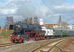 Dampflokomotive 52 4867 Einfahrt Nieder-Roden (Bild: Steffen Remmel, 28.02.2010), Dampflokomotive 52 4867 der Histrorische Eisenbahn Frankfurt fährt mit ihrem "Rodau-Express" in den Bahnhor Nieder-Roden auf der Rodaustrecke ein. 